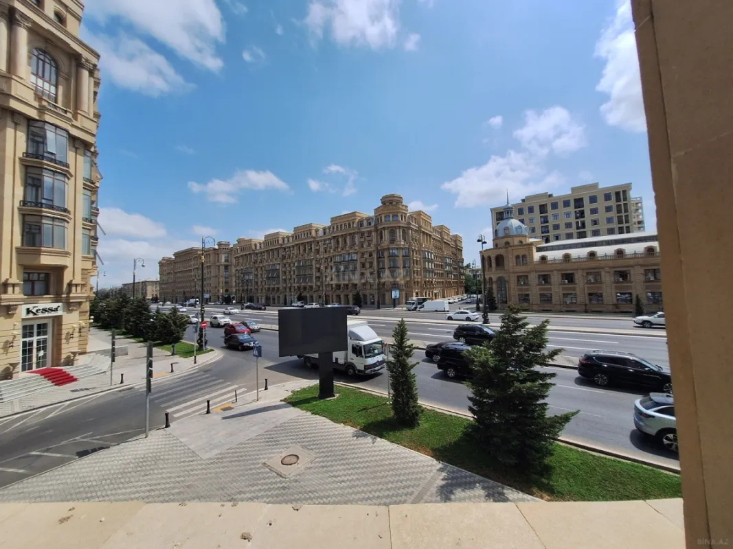 Satılır 4 otaqlı mənzil 202 m²