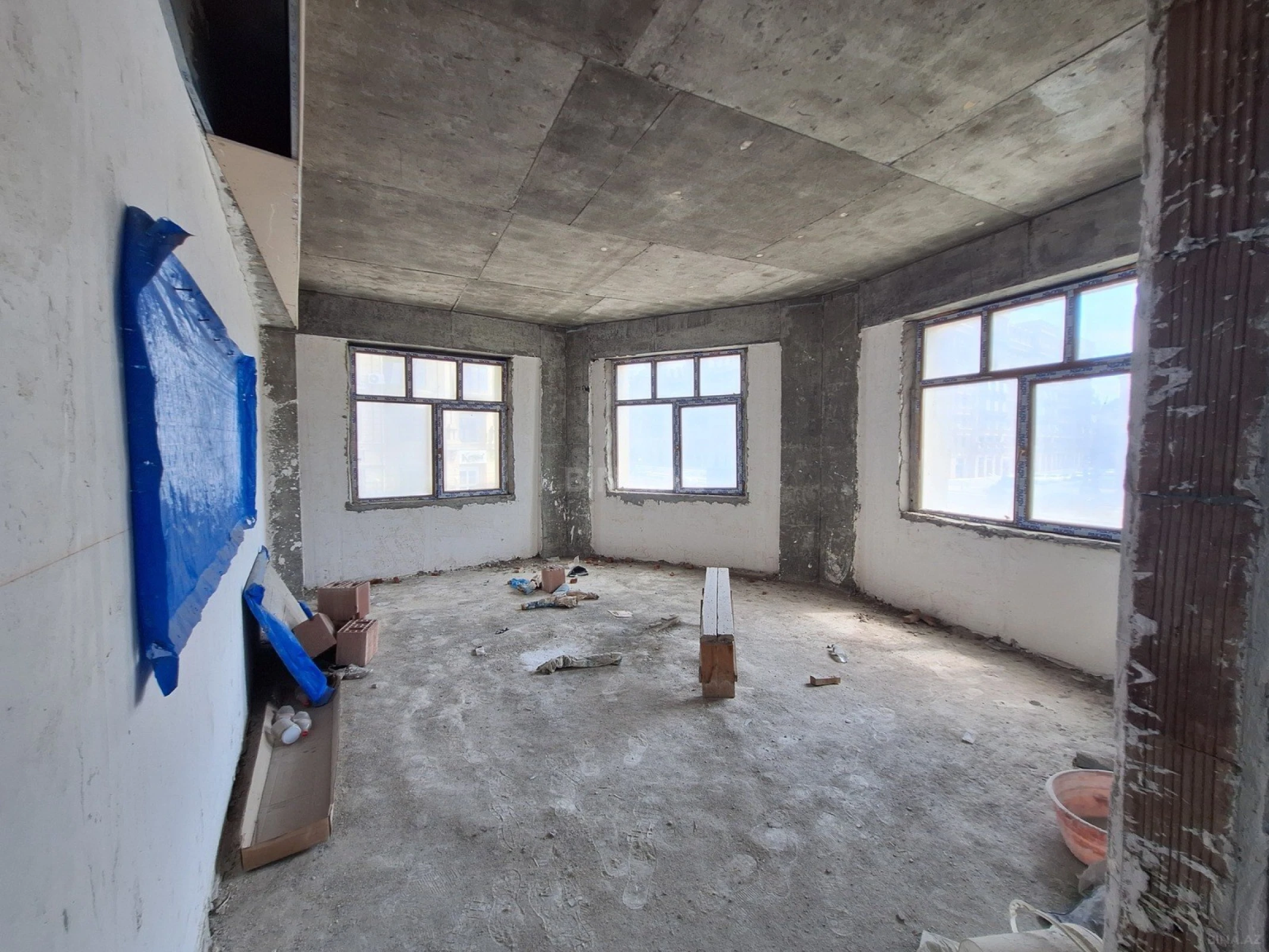 Satılır 4 otaqlı mənzil 202 m²