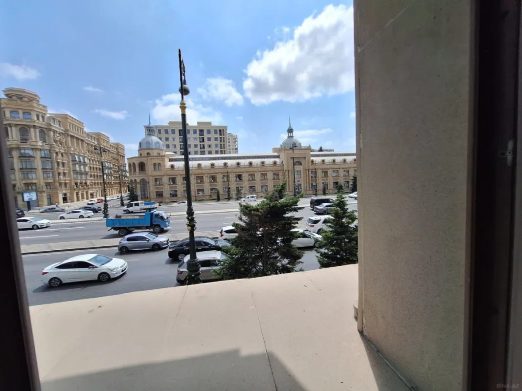 Satılır 4 otaqlı mənzil 202 m²