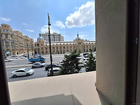 Satılır 4 otaqlı mənzil 202 m²