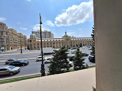 Satılır 4 otaqlı mənzil 202 m²