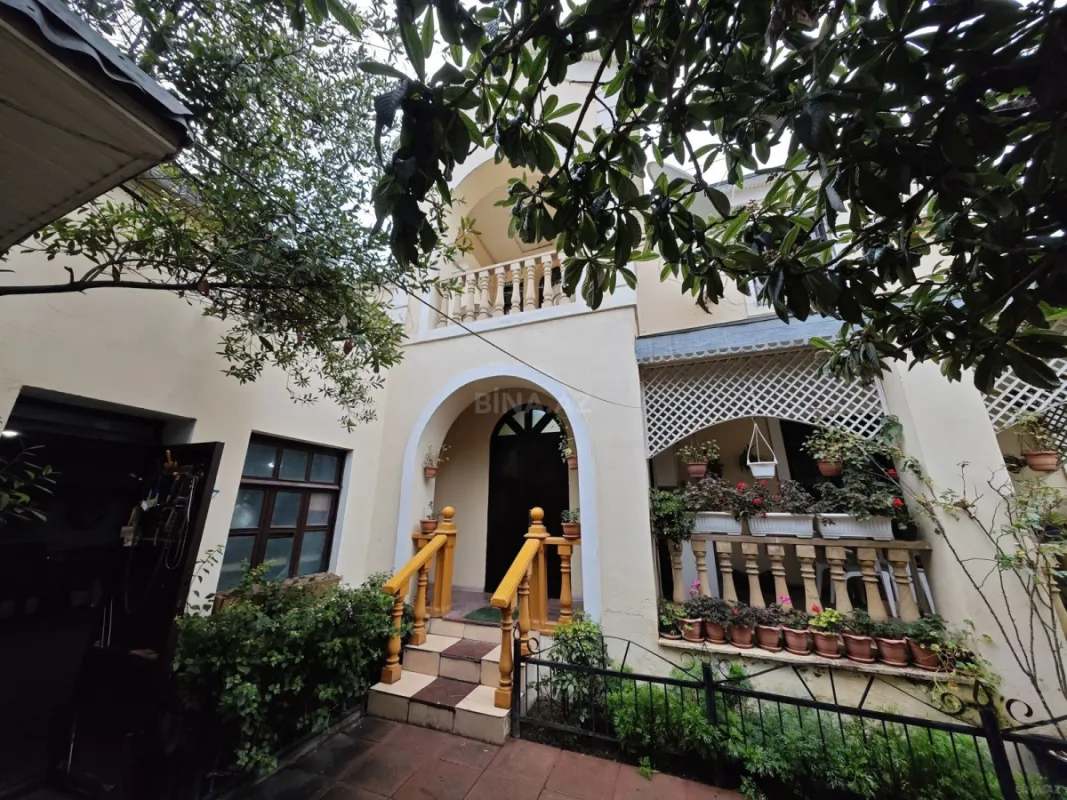 Satılır 5 otaqlı həyət evi 260 m²