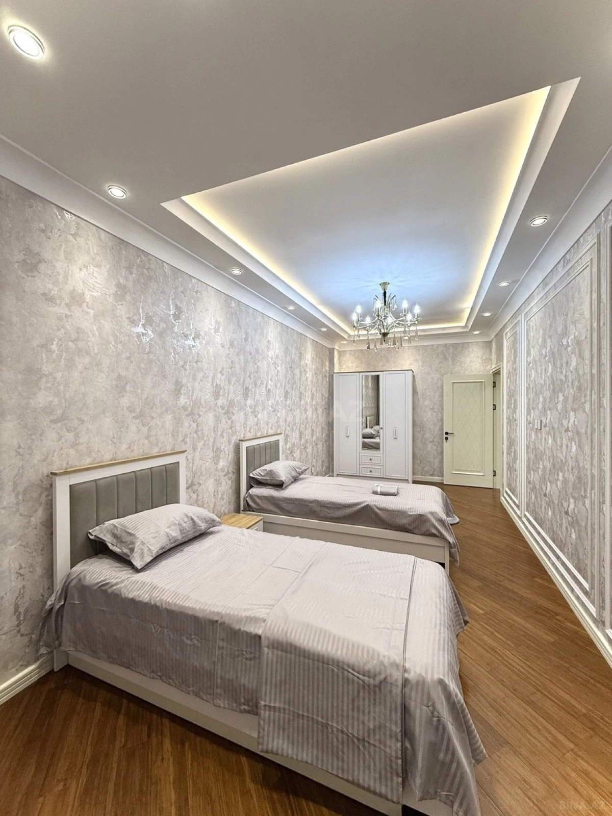 Satılır 4 otaqlı mənzil 191 m²