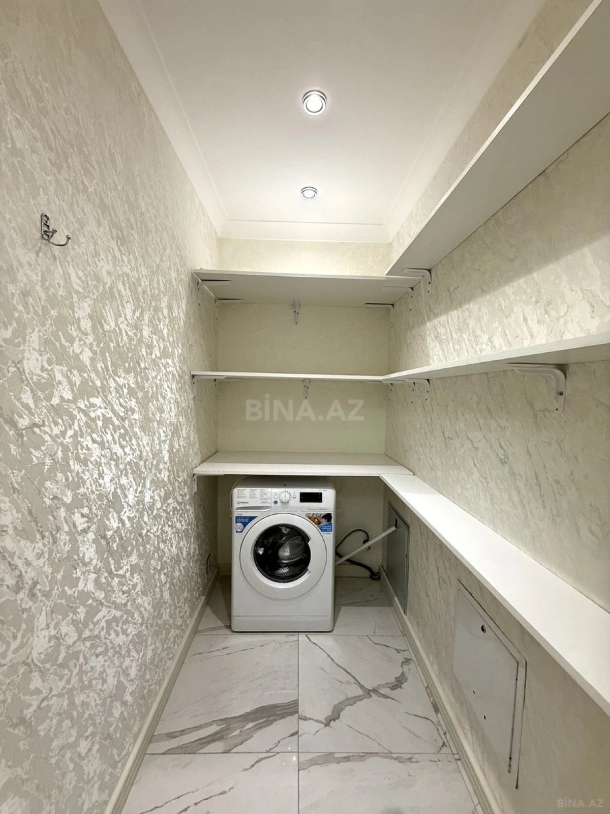 Satılır 4 otaqlı mənzil 191 m²
