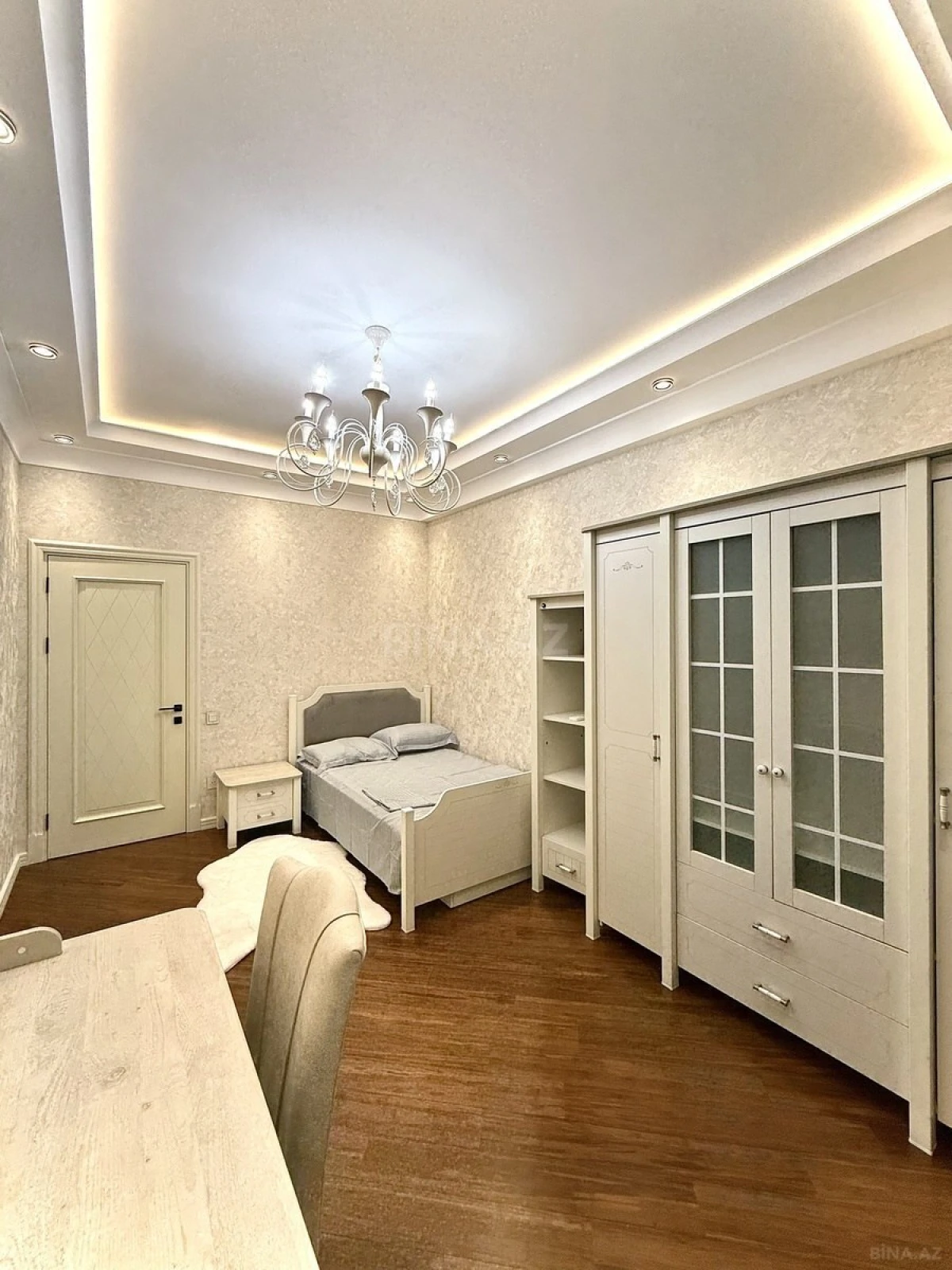 Satılır 4 otaqlı mənzil 191 m²