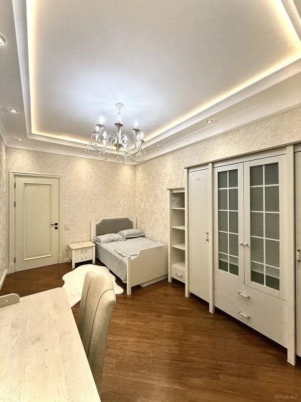 Satılır 4 otaqlı mənzil 191 m²