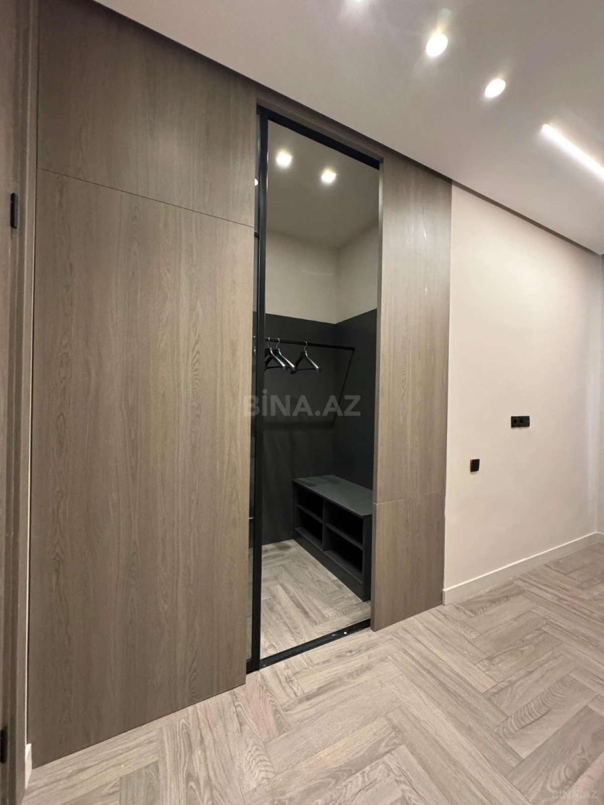 Satılır 3 otaqlı mənzil 158 m²
