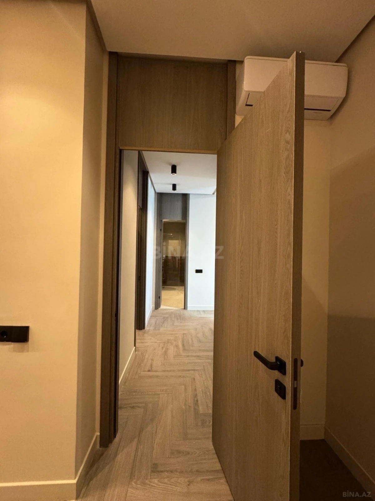 Satılır 3 otaqlı mənzil 158 m²