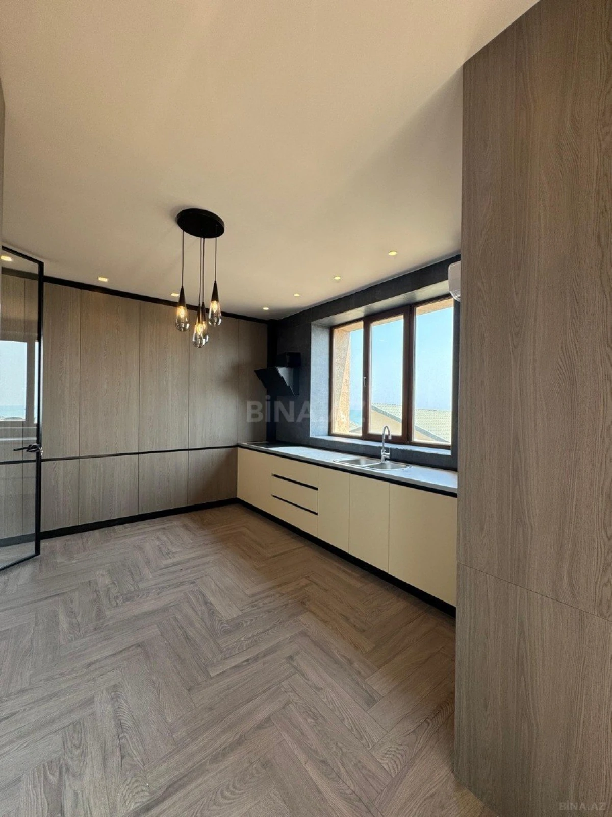 Satılır 3 otaqlı mənzil 158 m²
