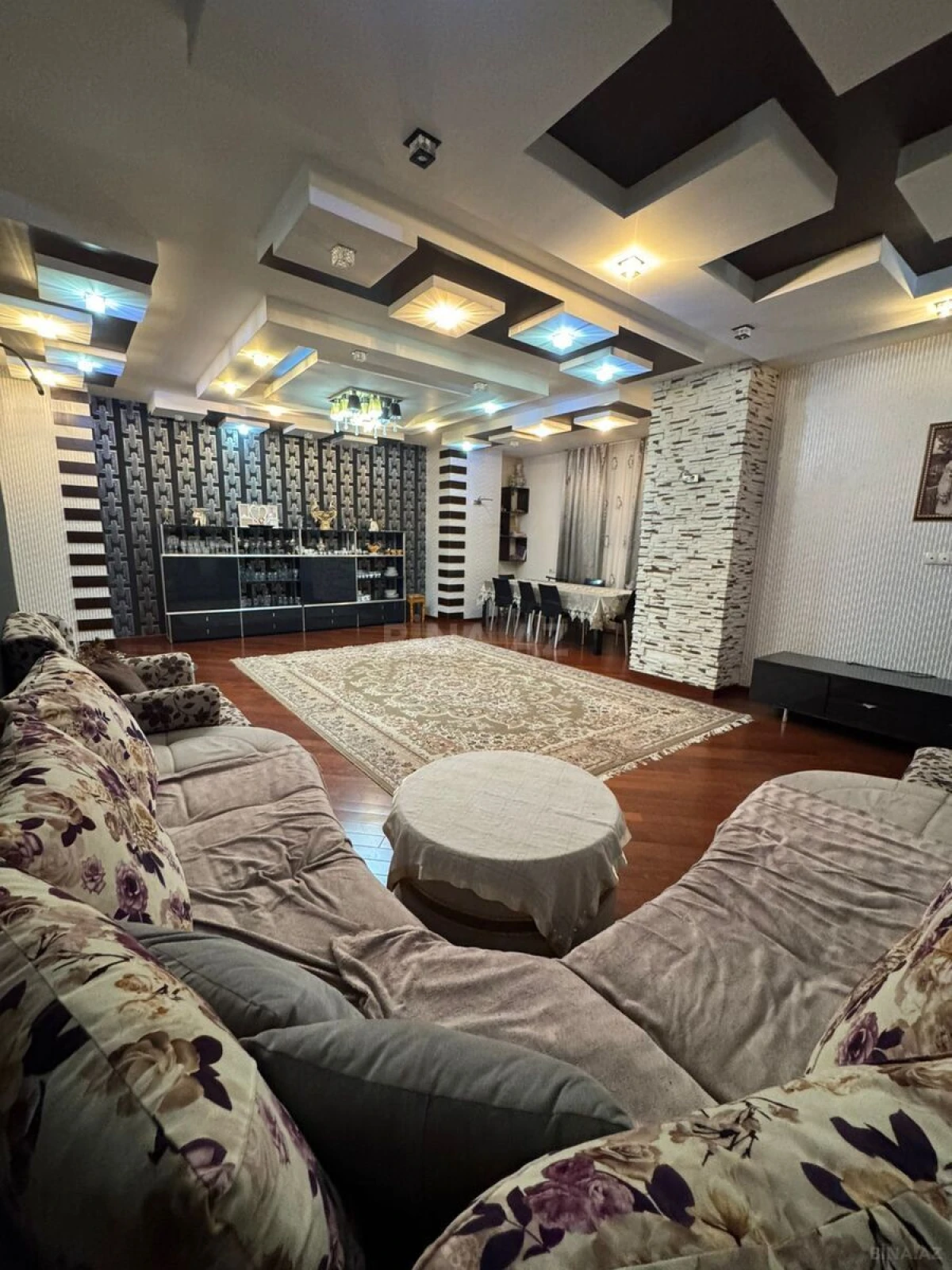 Satılır 4 otaqlı mənzil 200 m²