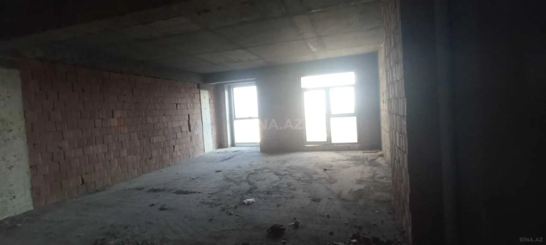 Satılır 4 otaqlı mənzil 212 m²