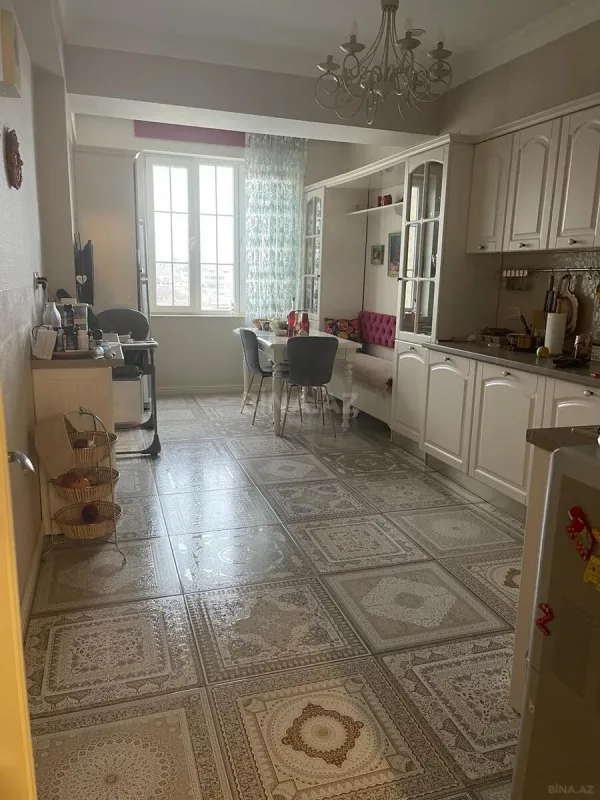 Satılır 4 otaqlı mənzil 168 m²
