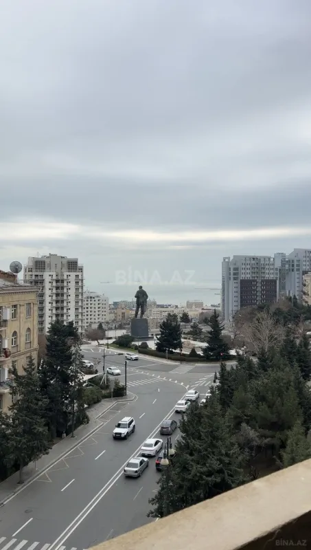 Satılır 4 otaqlı mənzil 200 m²