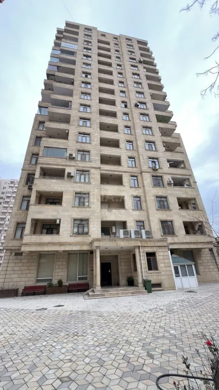 Satılır 4 otaqlı mənzil 200 m²