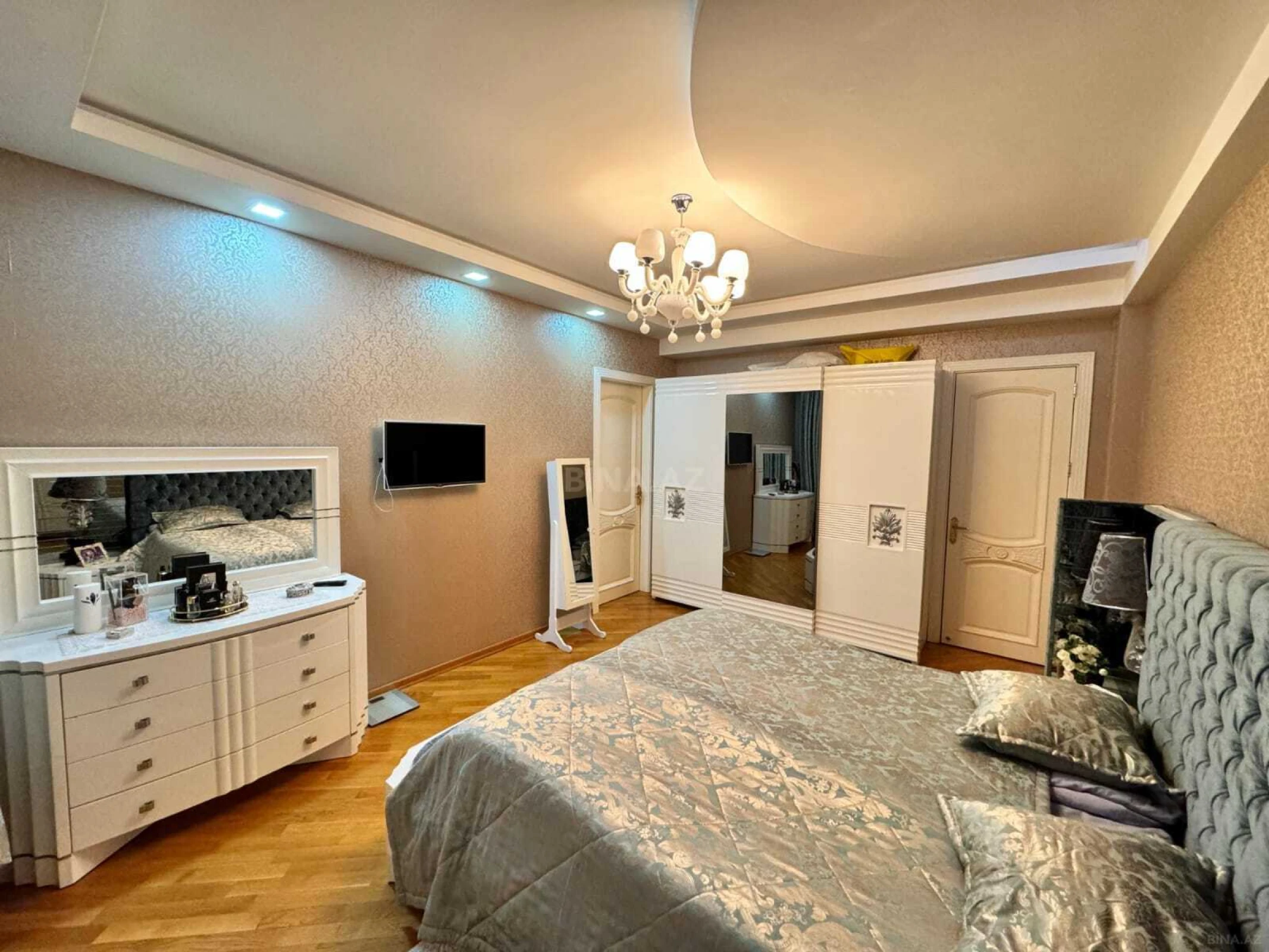 Satılır 3 otaqlı mənzil 140 m²