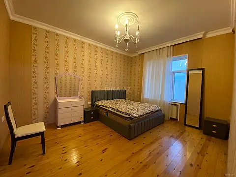 Satılır 7 otaqlı həyət evi 300 m²