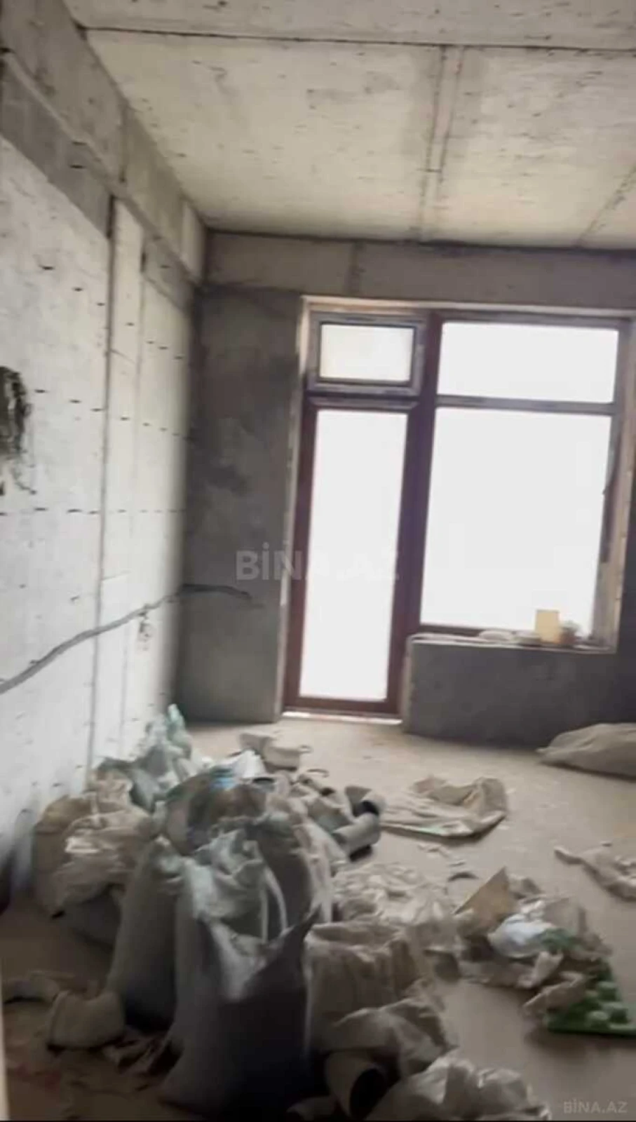 Satılır 4 otaqlı mənzil 182 m²