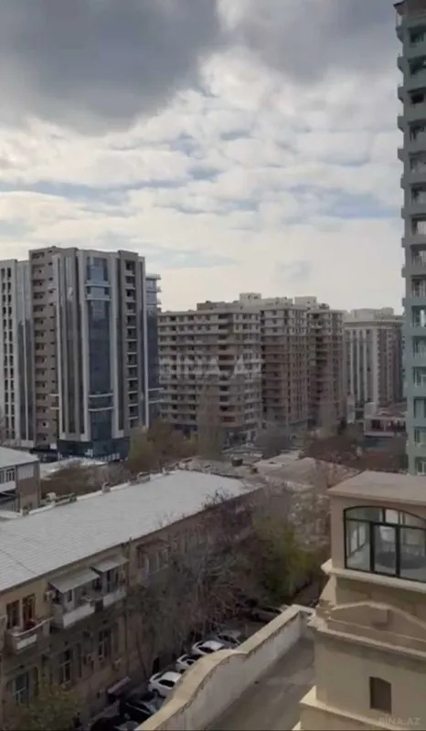 Satılır 4 otaqlı mənzil 182 m²