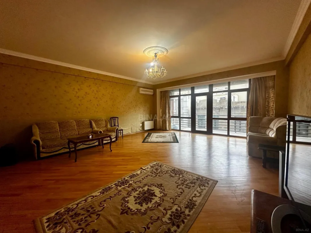 Satılır 4 otaqlı mənzil 210 m²