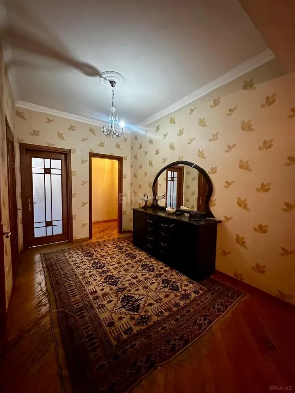 Satılır 4 otaqlı mənzil 210 m²
