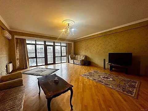 Satılır 4 otaqlı mənzil 210 m²