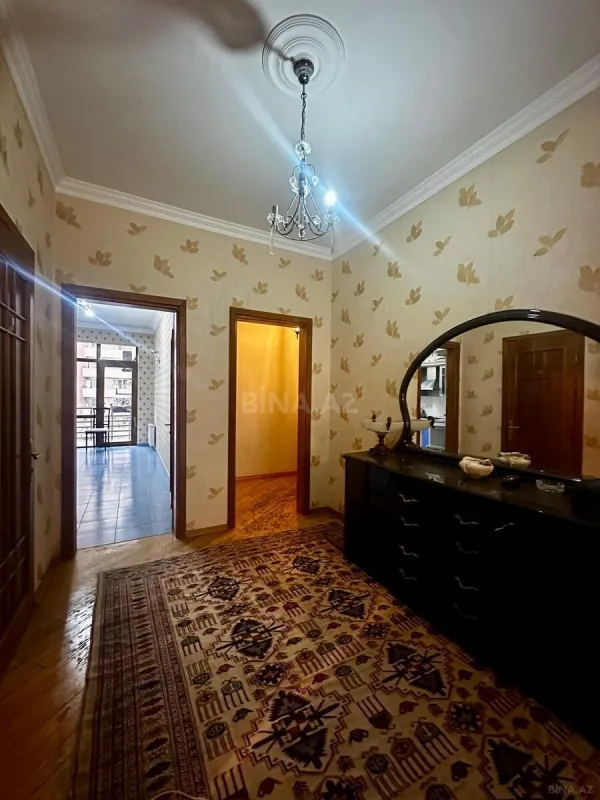 Satılır 4 otaqlı mənzil 210 m²