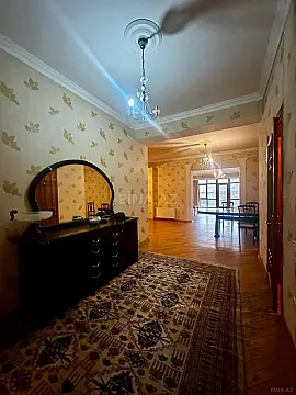 Satılır 4 otaqlı mənzil 210 m²