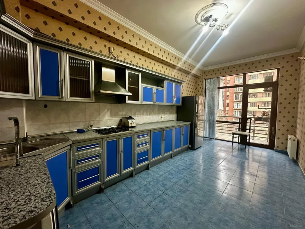 Satılır 4 otaqlı mənzil 210 m²