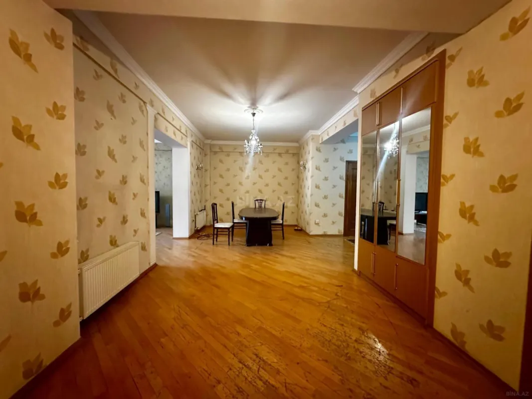 Satılır 4 otaqlı mənzil 210 m²