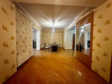 Satılır 4 otaqlı mənzil 210 m²