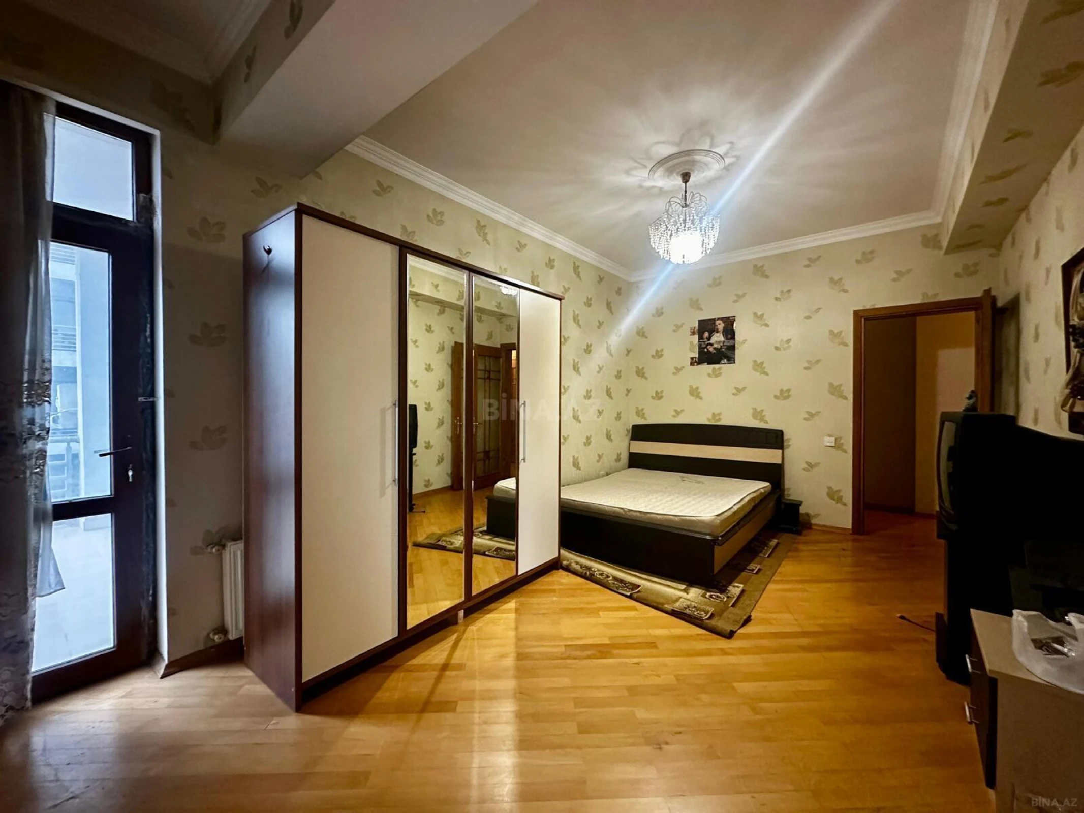 Satılır 4 otaqlı mənzil 210 m²