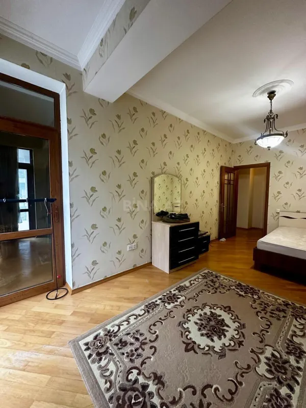 Satılır 4 otaqlı mənzil 210 m²