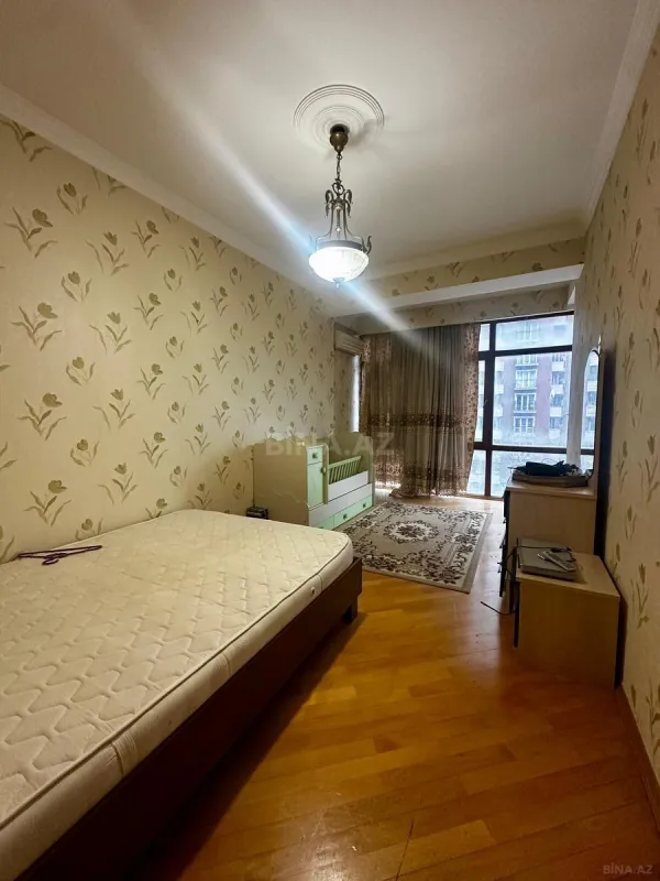 Satılır 4 otaqlı mənzil 210 m²
