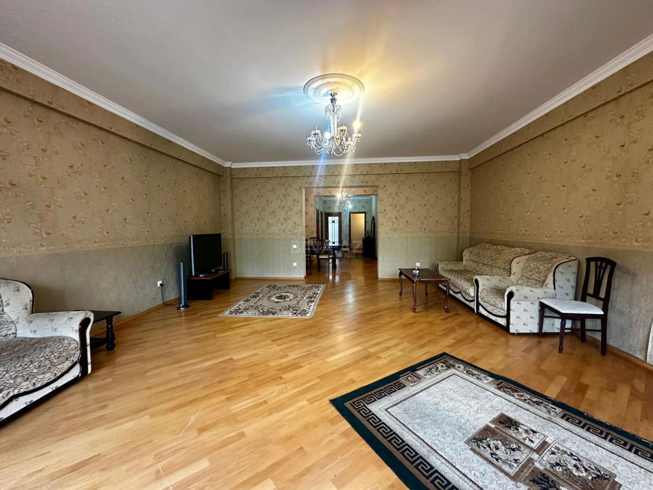 Satılır 4 otaqlı mənzil 210 m²