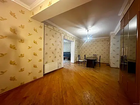 Satılır 4 otaqlı mənzil 210 m²