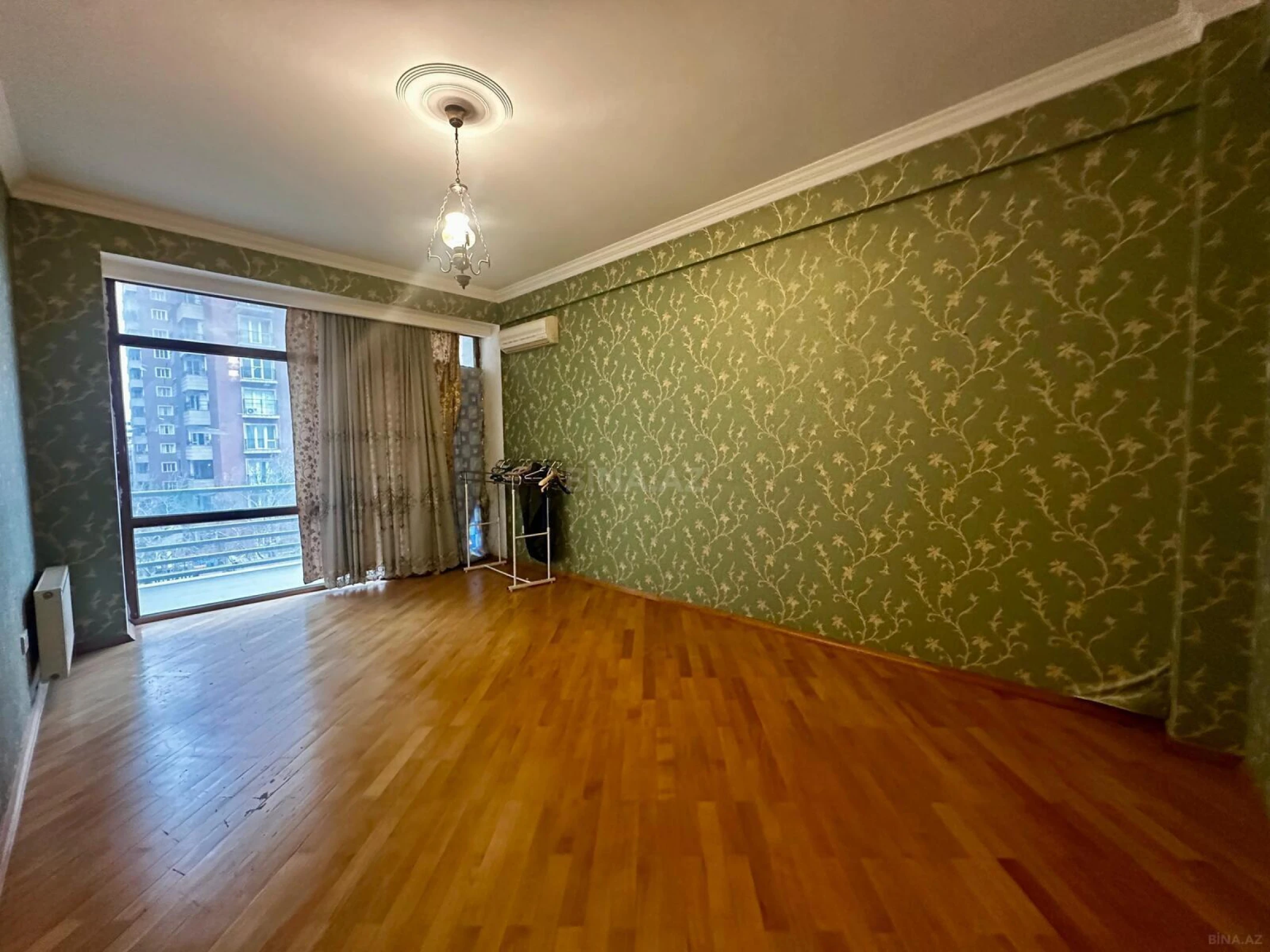 Satılır 4 otaqlı mənzil 210 m²