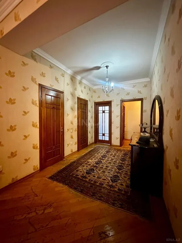 Satılır 4 otaqlı mənzil 210 m²