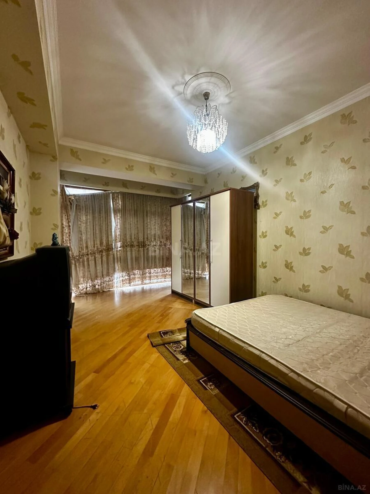 Satılır 4 otaqlı mənzil 210 m²
