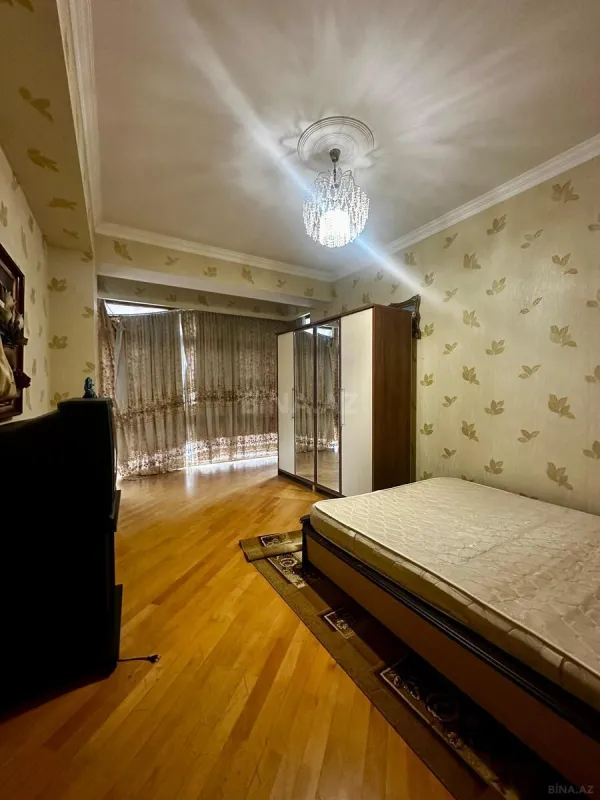 Satılır 4 otaqlı mənzil 210 m²
