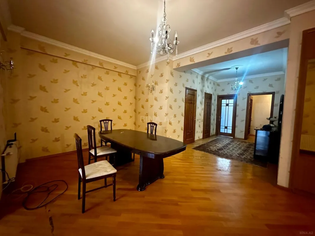 Satılır 4 otaqlı mənzil 210 m²