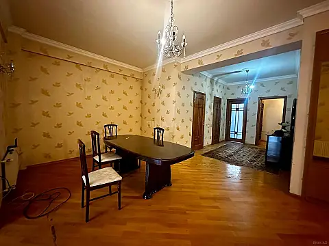 Satılır 4 otaqlı mənzil 210 m²