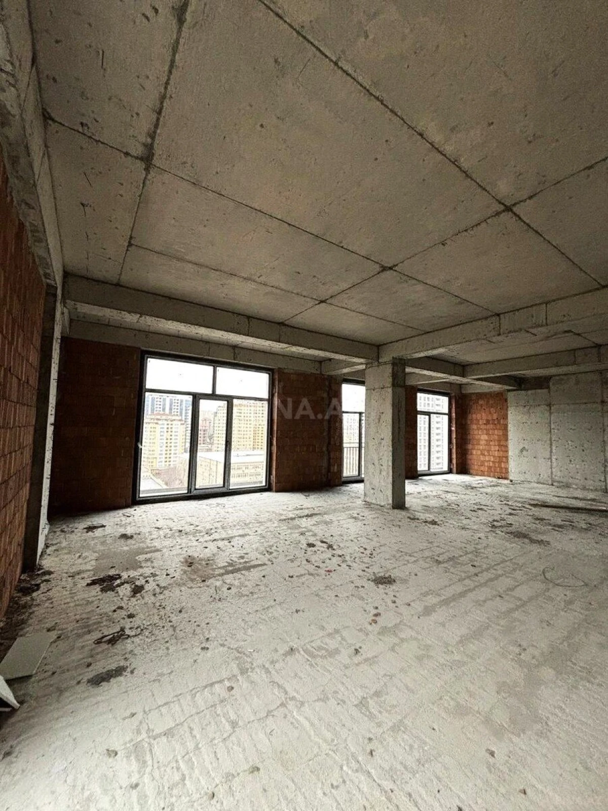 Satılır 4 otaqlı mənzil 149 m²