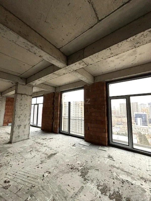 Satılır 4 otaqlı mənzil 149 m²