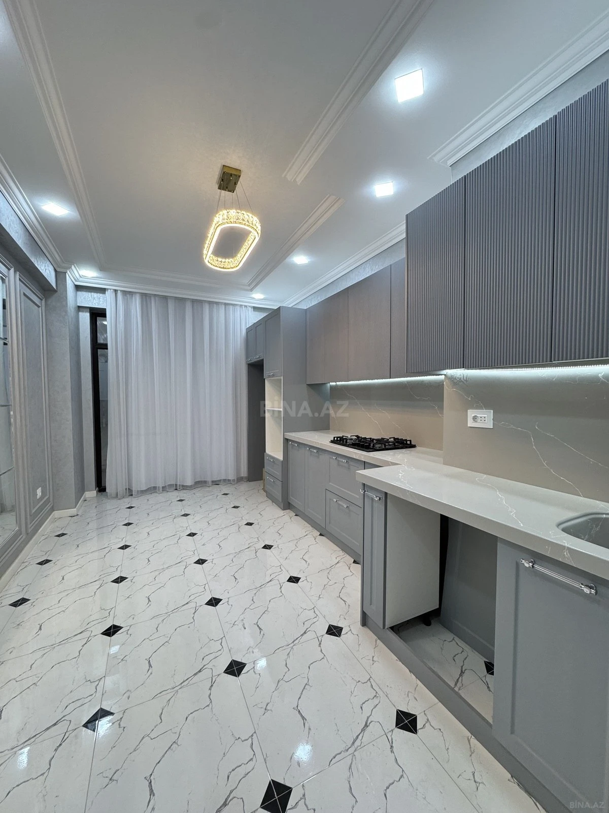 Satılır 3 otaqlı mənzil 138 m²