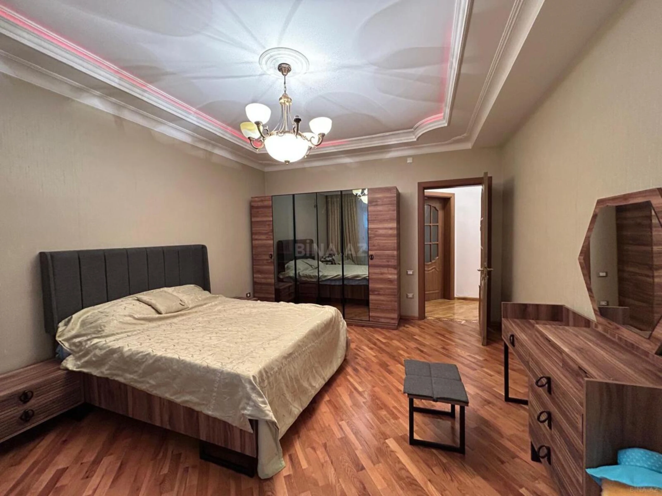 Satılır 3 otaqlı mənzil 172 m²