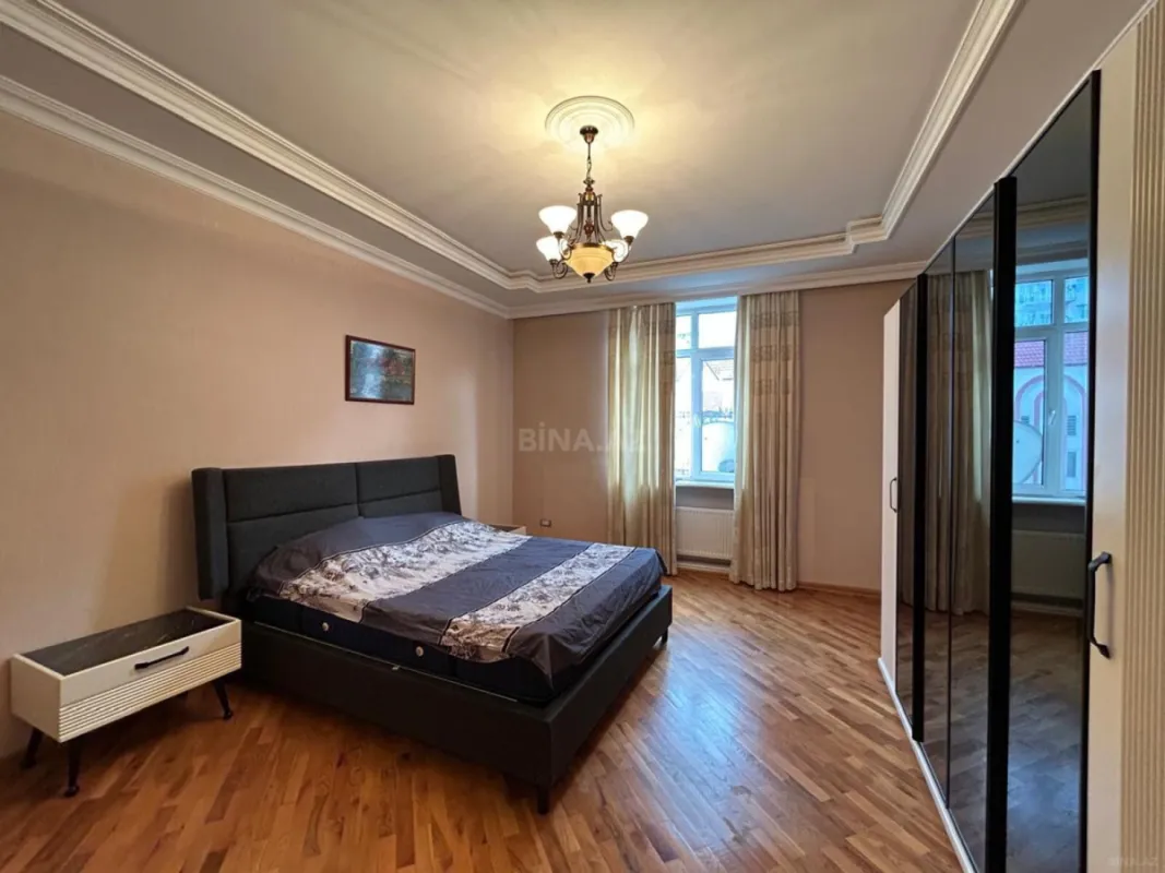 Satılır 3 otaqlı mənzil 172 m²