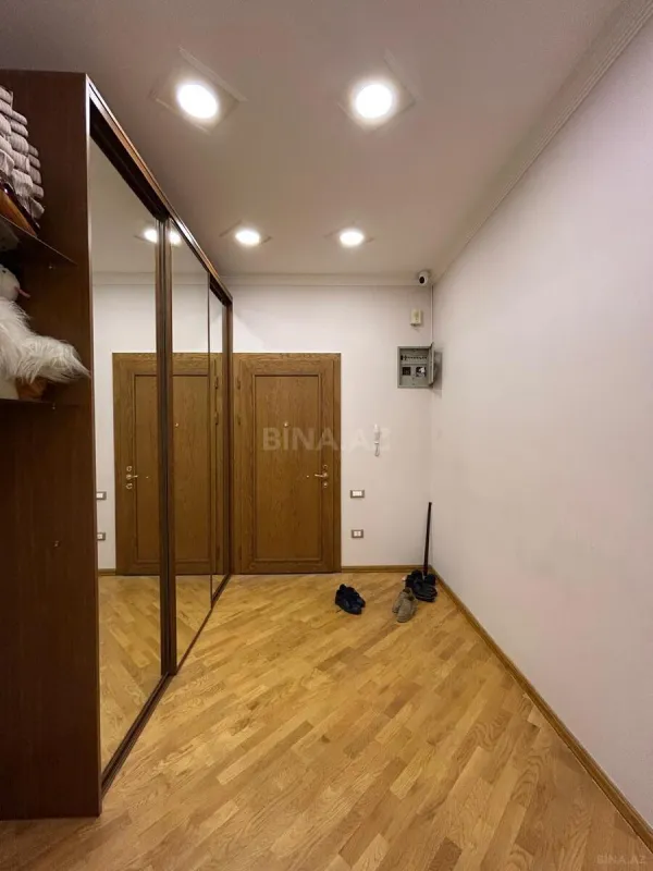 Satılır 3 otaqlı mənzil 172 m²
