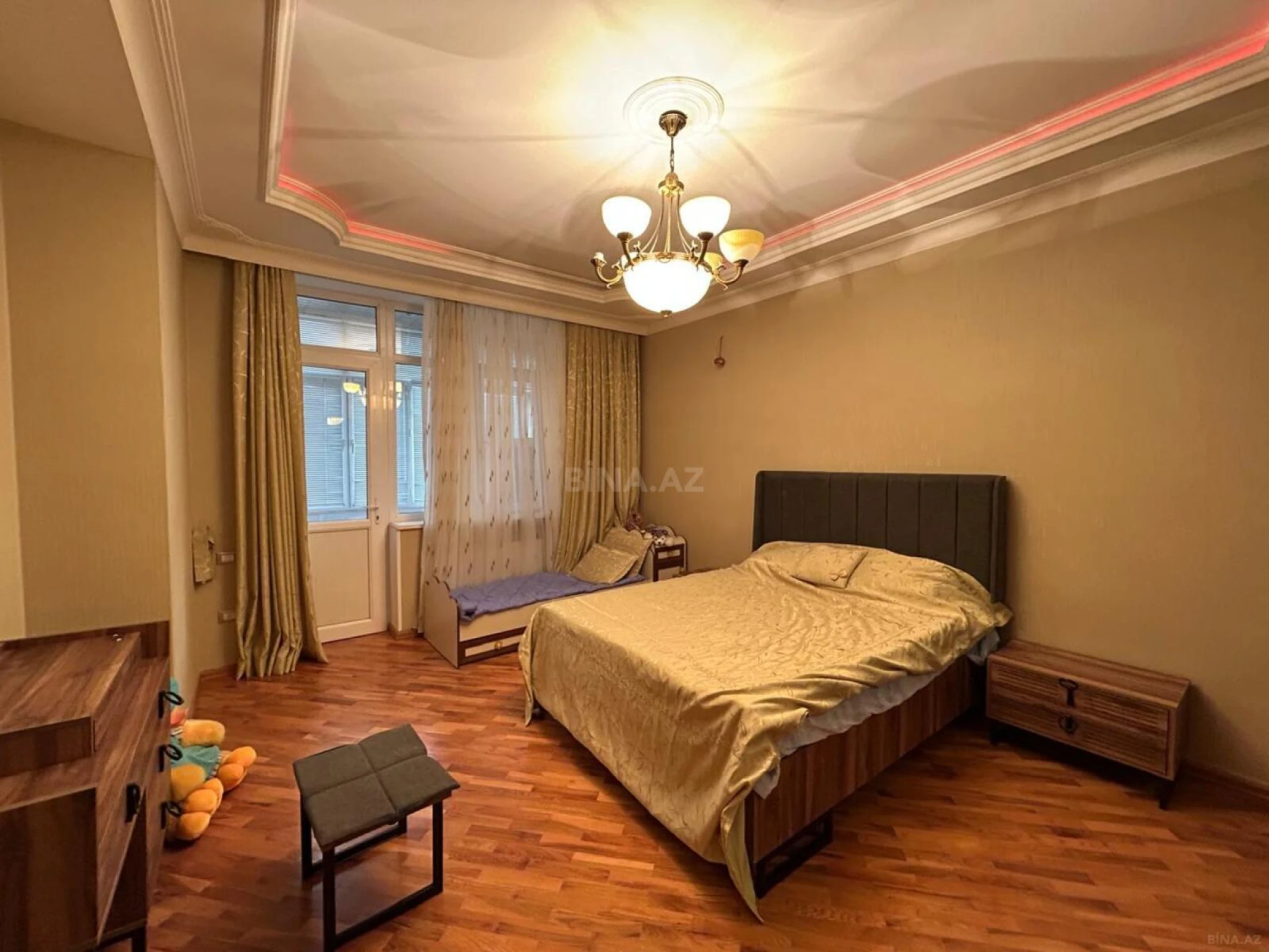 Satılır 3 otaqlı mənzil 172 m²