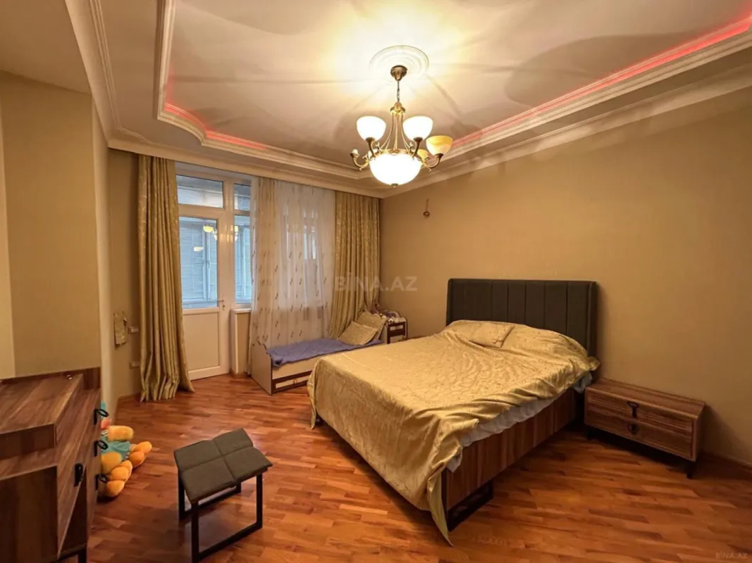 Satılır 3 otaqlı mənzil 172 m²