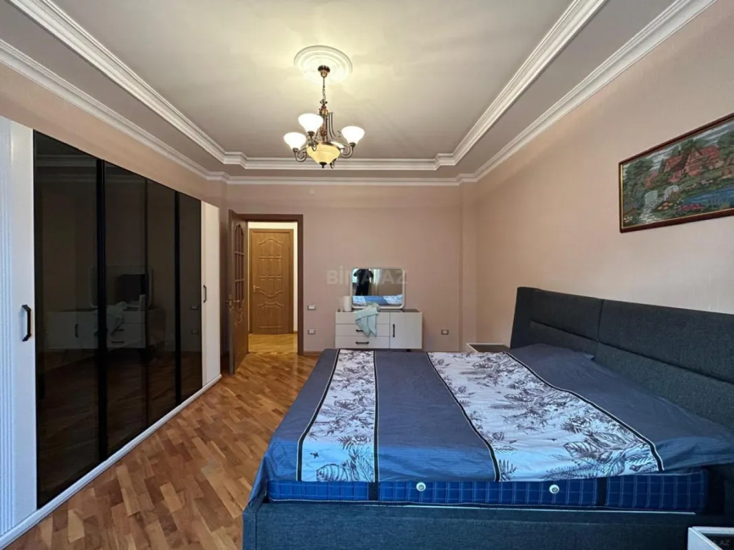 Satılır 3 otaqlı mənzil 172 m²